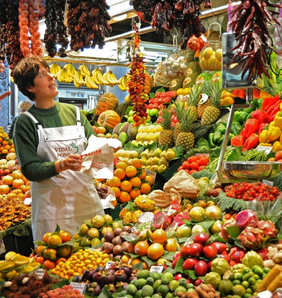 Selling fresh cut fruit to tourists has been one way traditional fruit stalls in Barcelona’s famous Boqueria market have adapted to changing times, a local newspaper reports today.