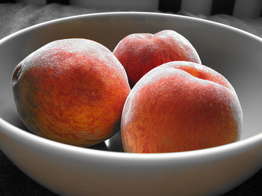 512px-Bowl_of_peaches_with_orange_accent