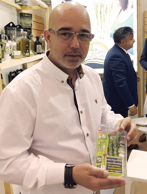 "We decided to make a convenience product for the end customer, consisting of a 200g box of short asparagus, accompanied by a small bottle of olive oil and ready to eat."