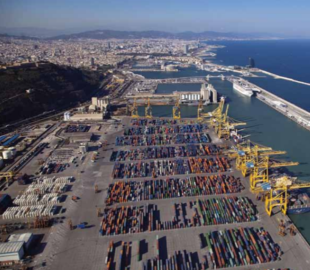 Due to its excellent service, several international shipping companies have made a firm commitment to the Catalan port, designating it as the last stopover to load their ships, especially those destined for long-distance fruit export.