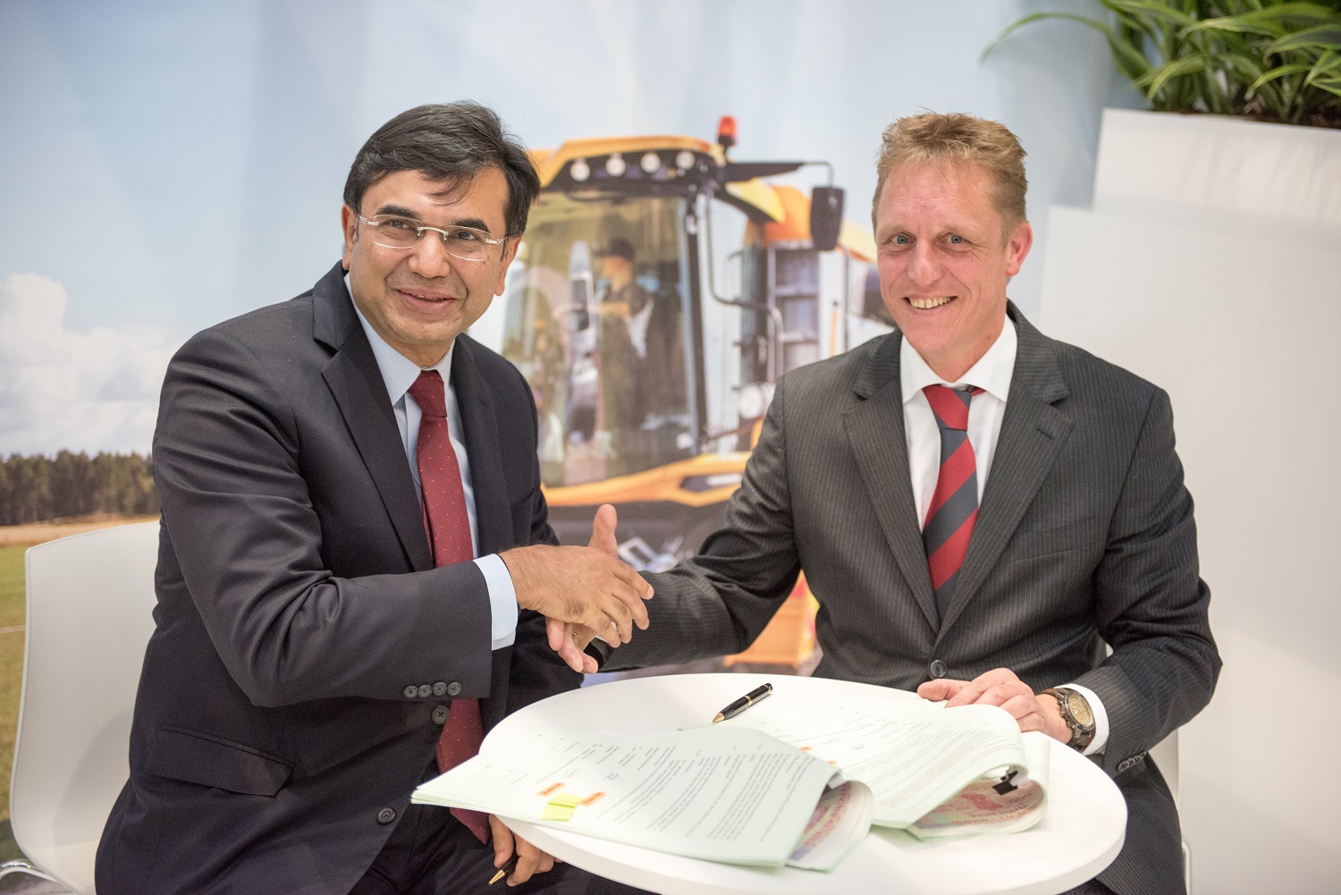 Dewulf & Mahindra signing - Rajesh Jejurikar (left), René Boeijenga (right)_