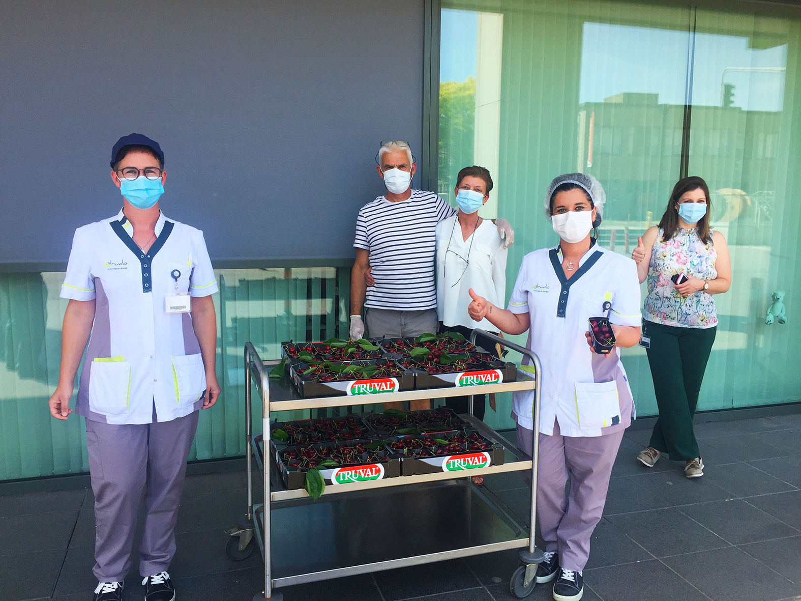 First Belgian cherries of the new season are for the healthcare heroes from Sint-Trudo hospital in Sint-Truiden
