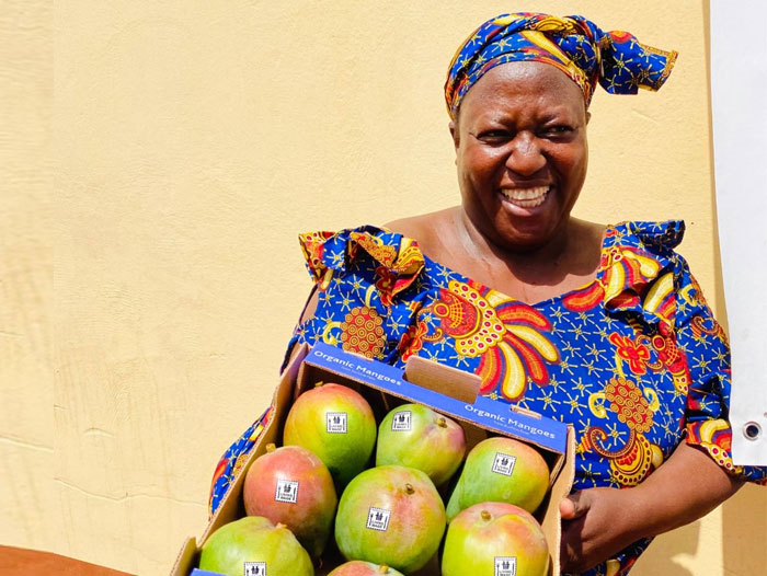 Eosta pushes mangoes and avocados with Living Wage premium