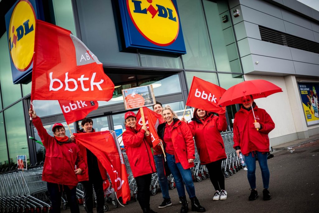 Lidl employees going on strike in Belgium on October 2021. Photo taken by Swen Dillen, source: Paudal and BELGA.
