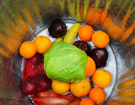 Fruits and salad in a bin. Copyright: Ralf, Adobe Stock