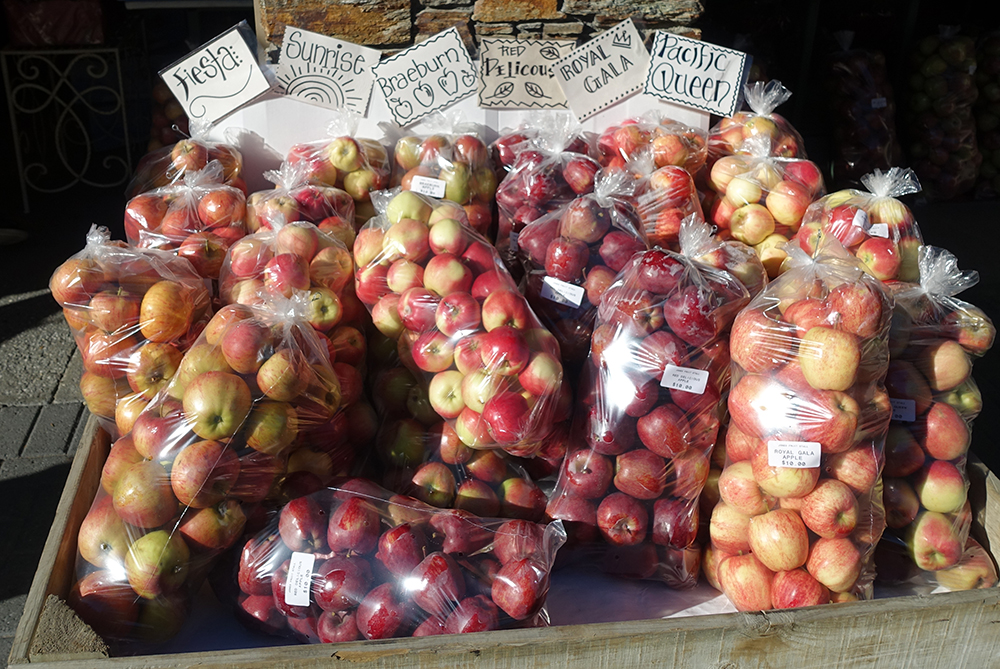 Apples in bags at the market. Copyright: Ixmatex Wu/Flickr.