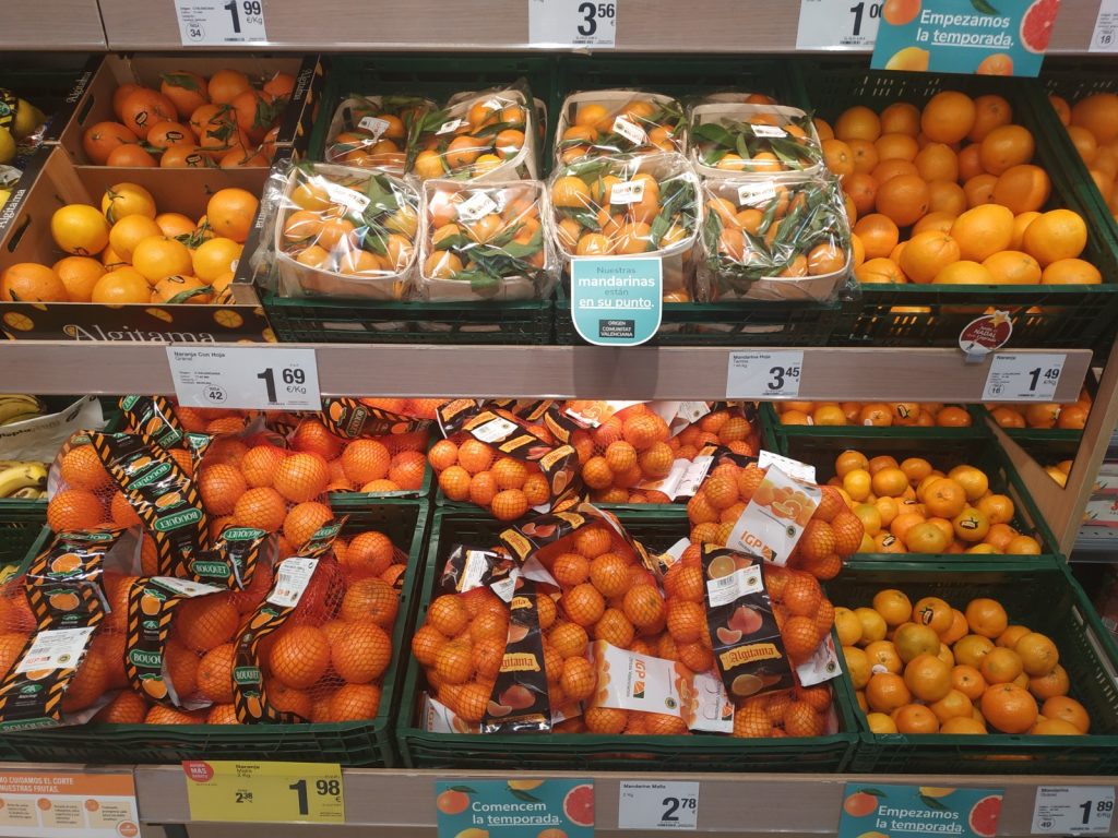 Citrus in Consum stores, on shelves in Spain. Copyright: IGP Cítricos Valencianos