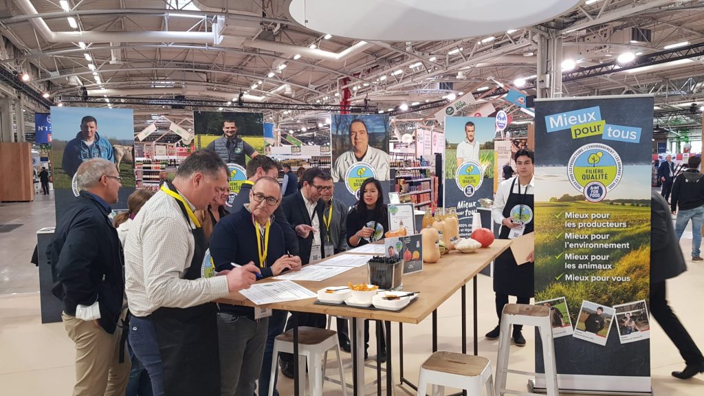 A group of people agreement on the quality lines of Carrefour. Copyright: Carrefour France.