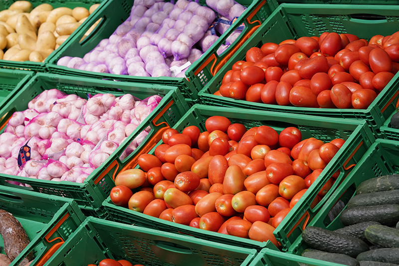 Shelves of vegetables (tomato, onion, cucumbers) in a store (Spain). Copyright: Mercadona