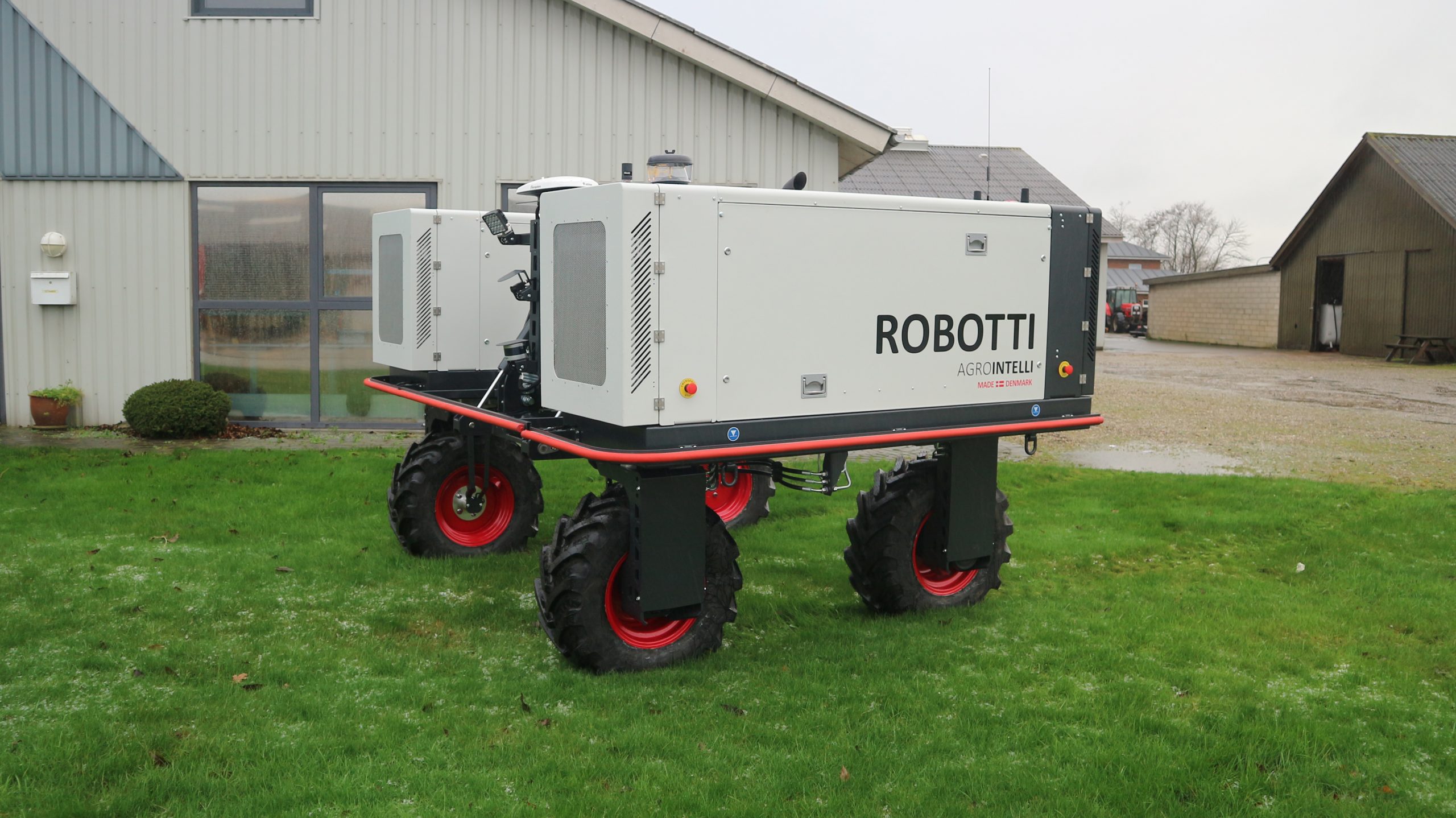 Photo of the robot ROBOTTI Long Range. Photo credit: AGROINTELLI.
