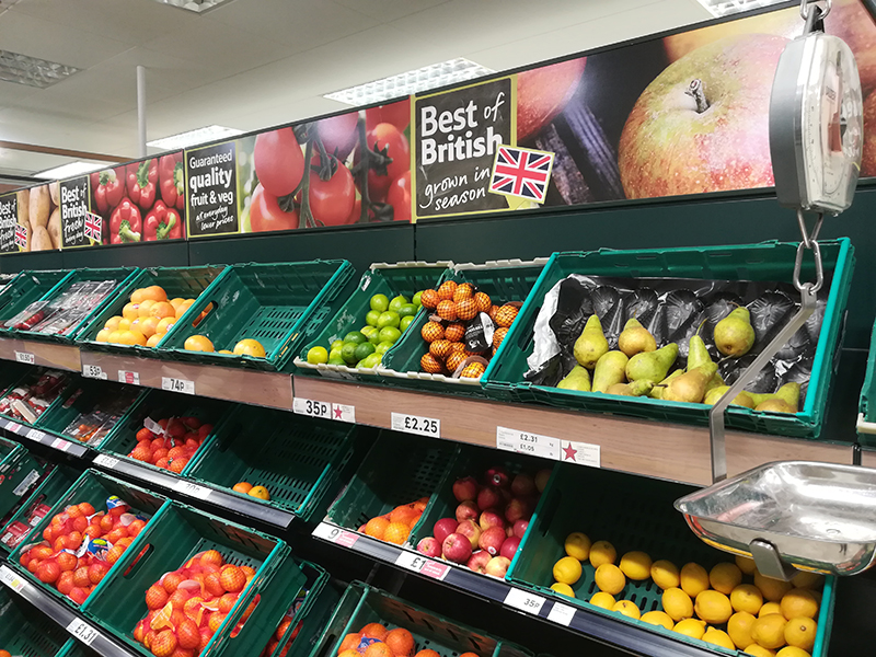 Tesco Supermarket in London. Fruits and vegetables shelves. Copyright: Réussir Fruits & Légumes.