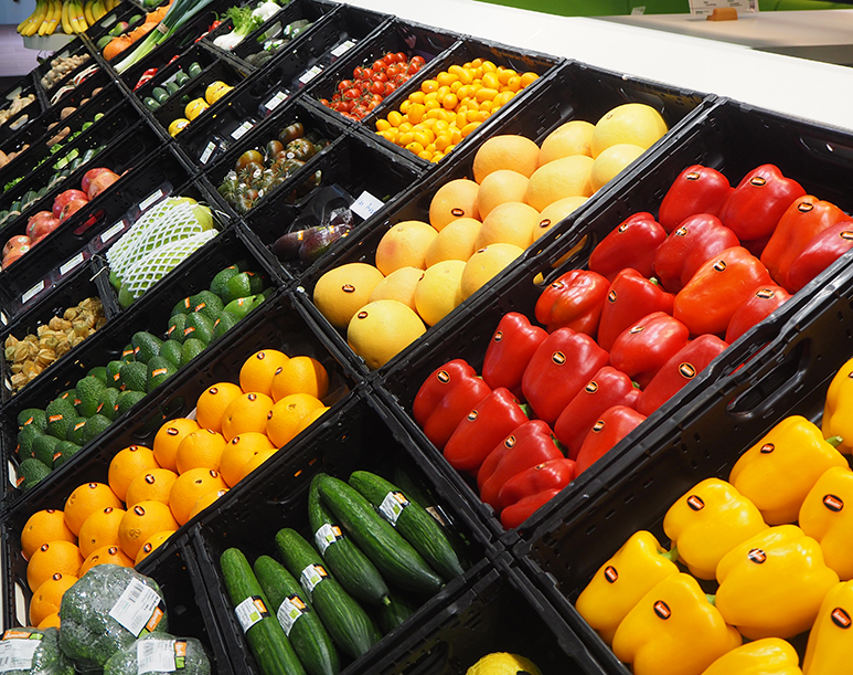 Fruit and vegetables in shelves. Copyright: Eurofresh distribution.