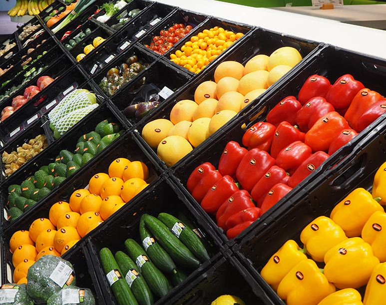 Fruit and vegetables in shelves. Copyright: Eurofresh distribution.
