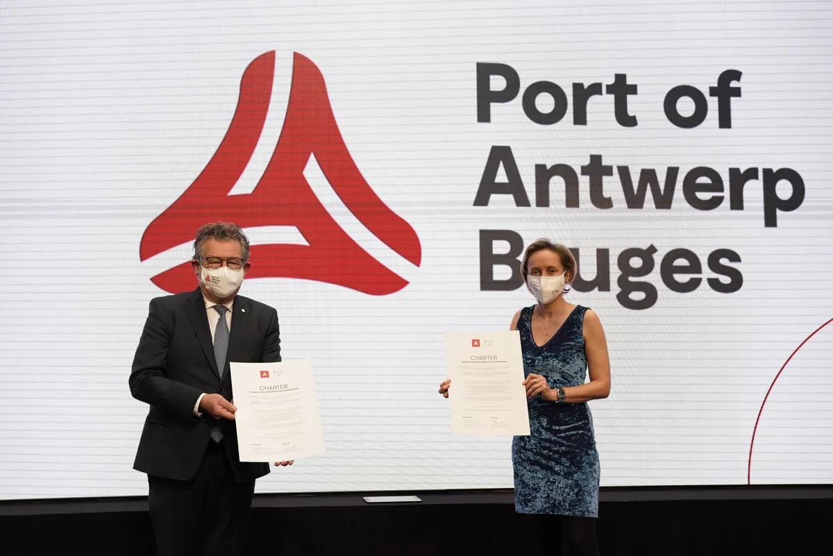 Mayor Dirk De fauw and alderman Annick De Ridder after signing the charter. Credit: Port of Antwerp.