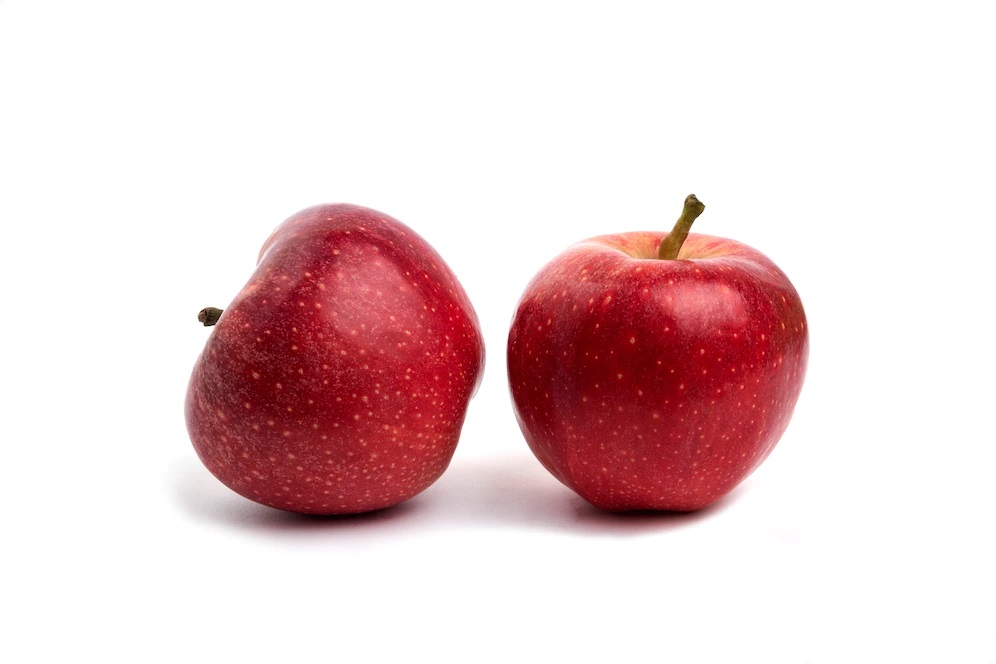 two red apples isolated. Copyright: azerbaijan_stockers/Freepik.