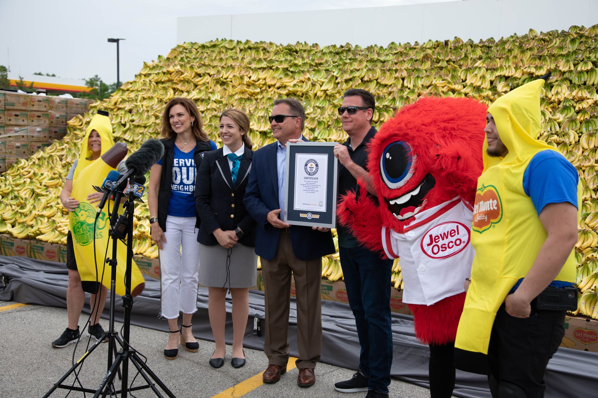 The world’s largest fruit display awarded to Jewel-Osco in Westmont (US) in collaboration with Del Monte Fresh Produce. Credit: Del Monte.