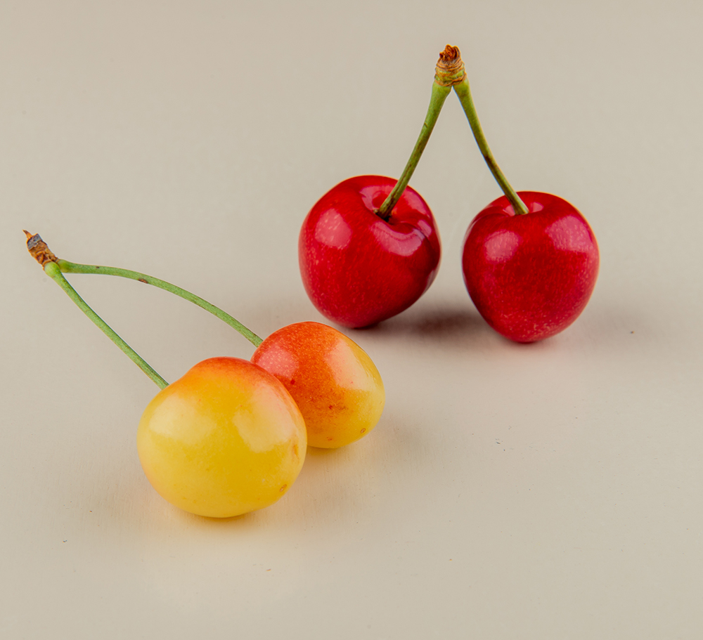 Side view of red and yellow ripe cherries isolated on white background. Copyright: Stockking/Freepik.