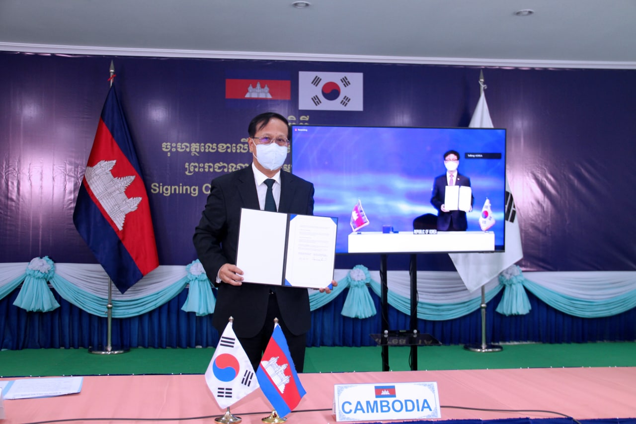 Pan Sorasak, Minister of Commerce (Cambodia) signed free trade deal with South Korea. Copyright: Cambodia Ministry of Commerce.