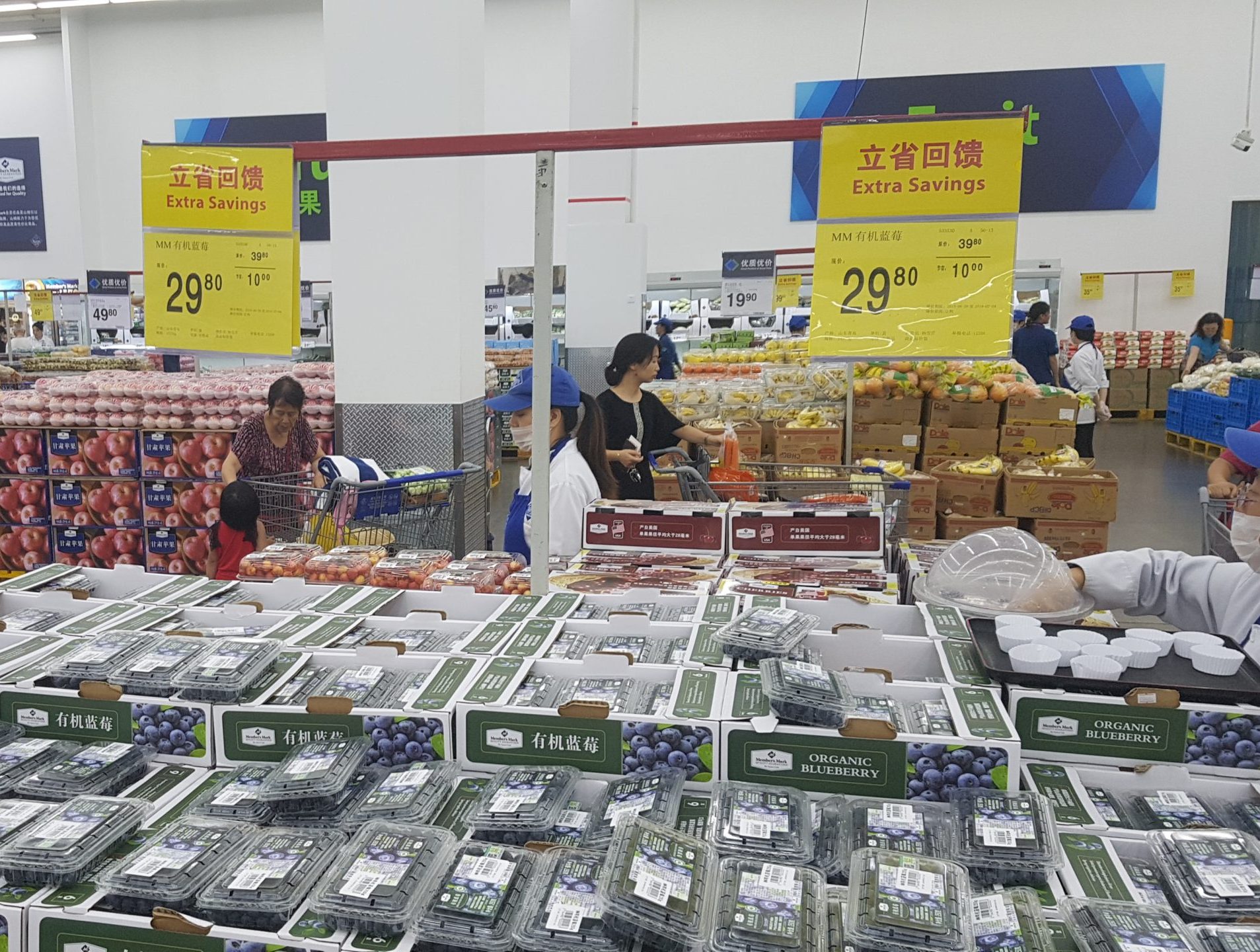 Chinese grocery store presenting organic blueberries for its consumers. Copyright: Eurofresh Distribution.