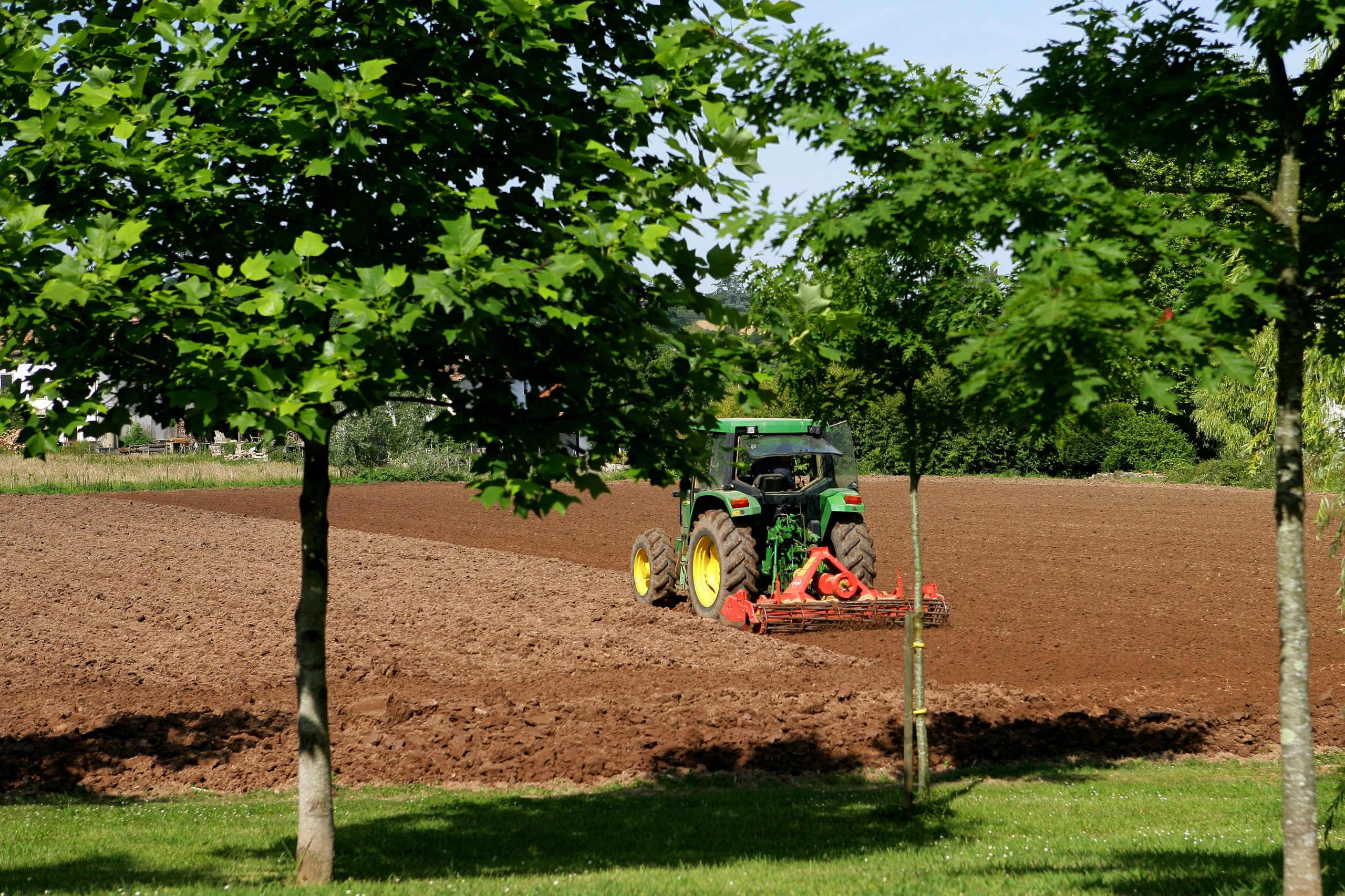 Field with a tractor in France. Copyright: Réussir Fruits & Légumes.