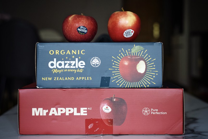 Box of New Zealand's apples, from Dazzle and Mr Apple. Copyright: Thomas Yung/Flickr (rights reserved).