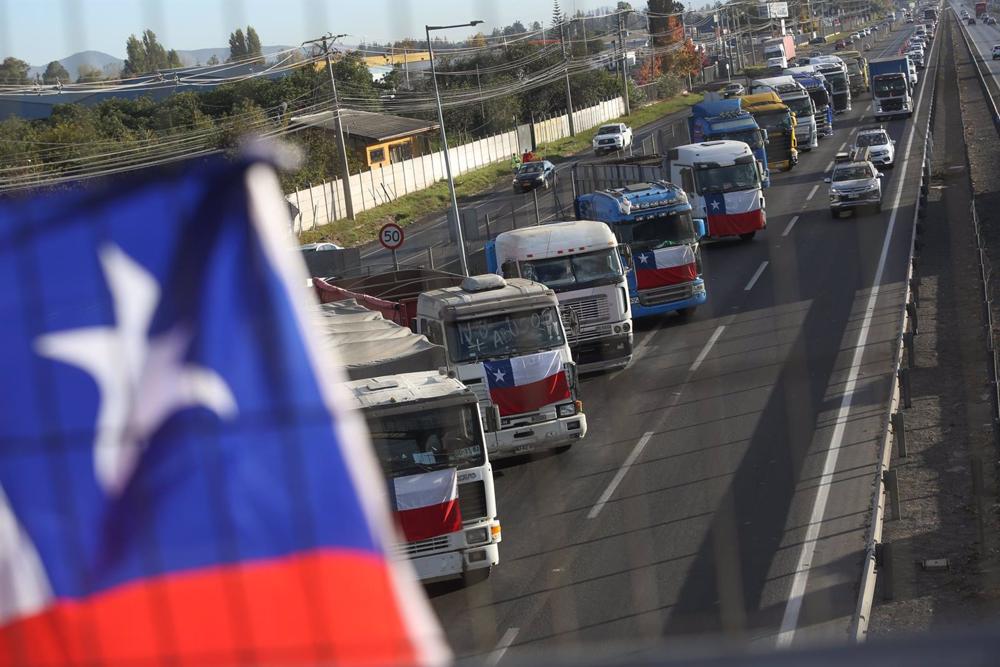 Chilean truckers were striking on the main road of Chile. Copyright: Diego Martin/Agencia Uno/dpa